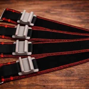 Set of straps with securing elements